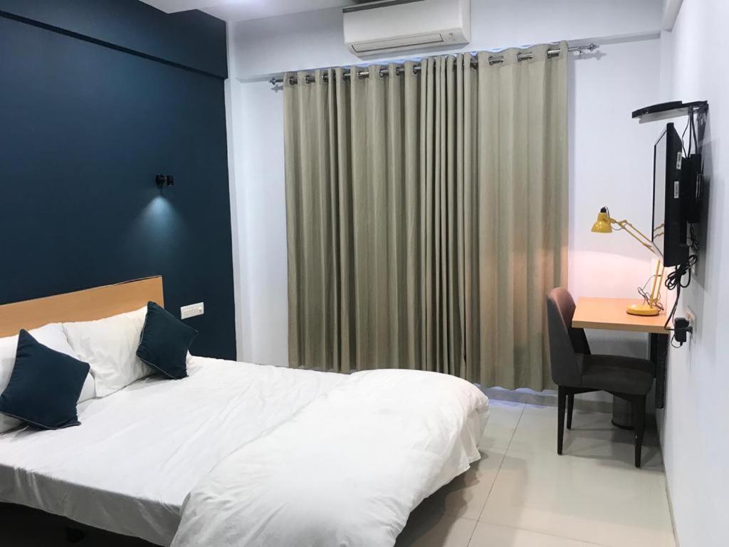 Hooliv 7 Avenues G Block Pune Exterior photo